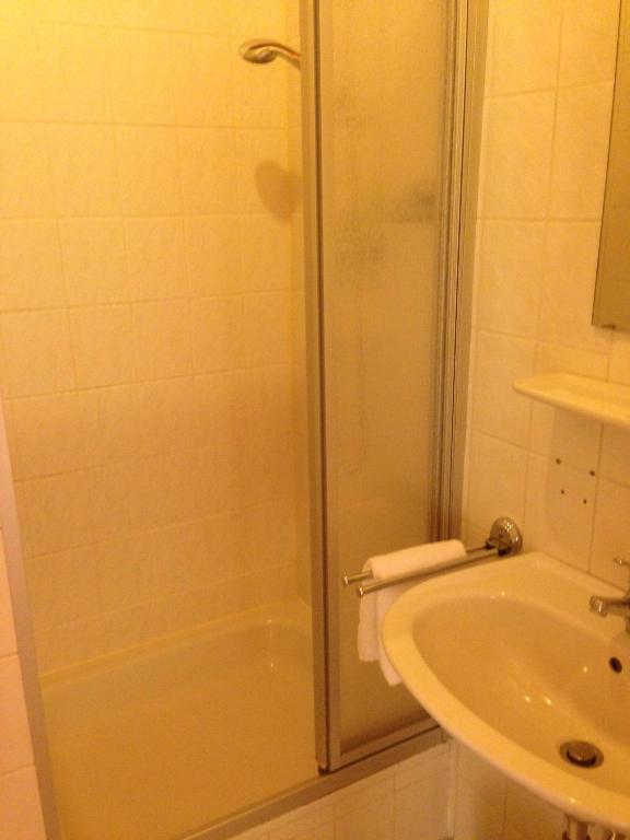 Vierlandentor Hotel Hamburg Room photo